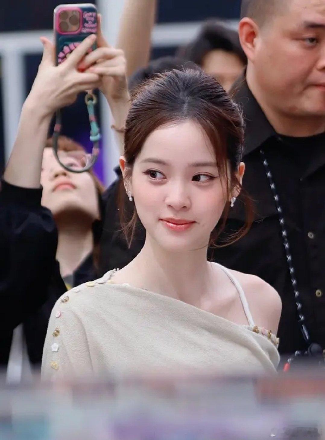 你们没骗我吗？欧阳娜娜和张婧仪这是同一件衣服？ 