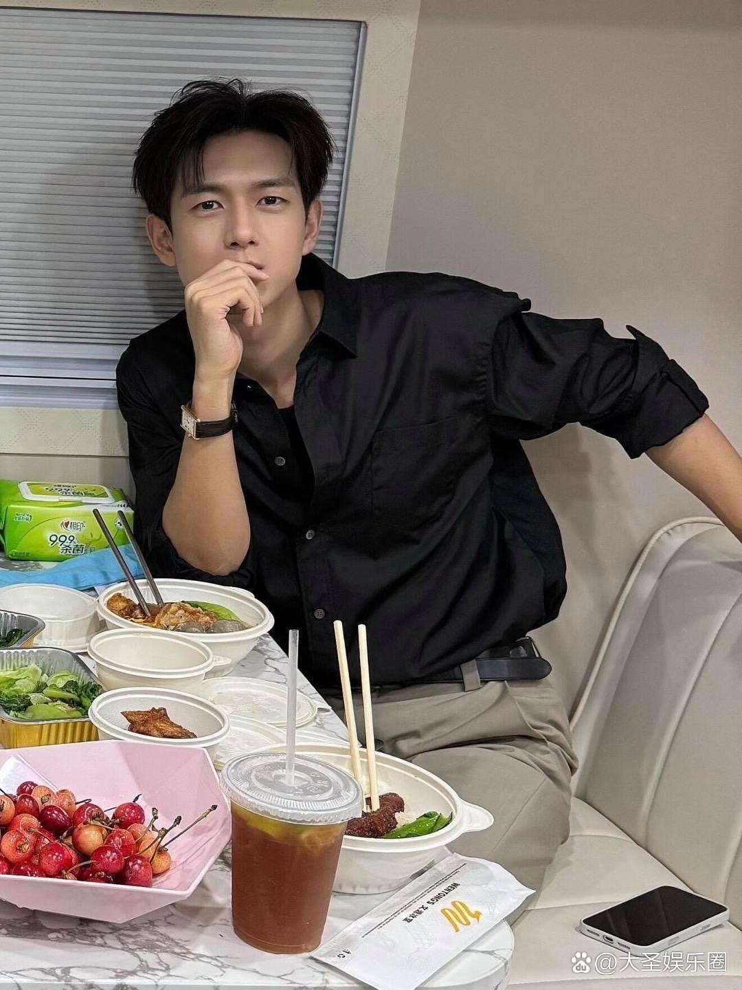明星餐都这么素吗，李现这张好帅啊 