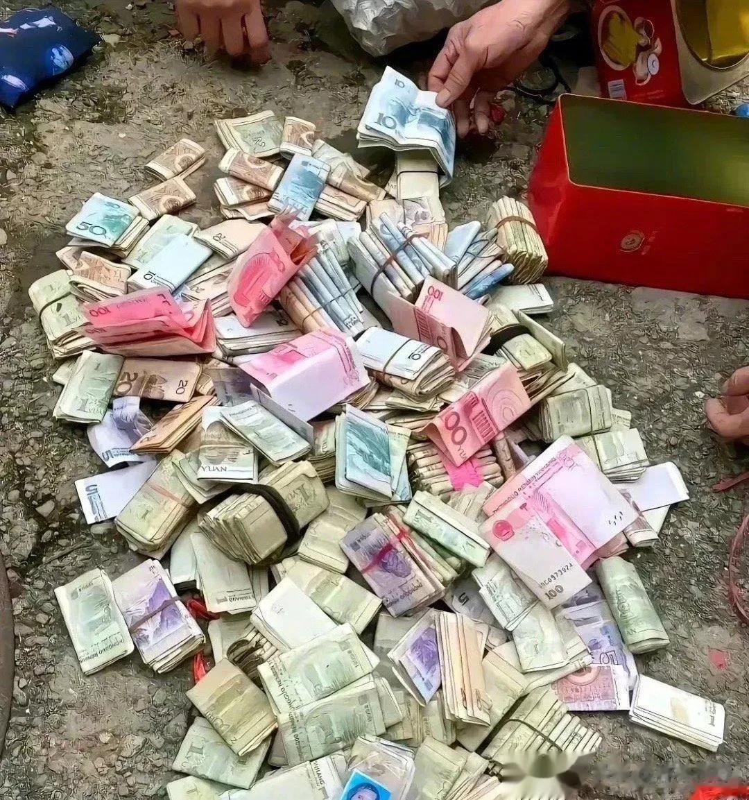 这些钱是一个93岁五保户过世后，社区人员在老人家家中找到的，感觉好可怜自己一辈子