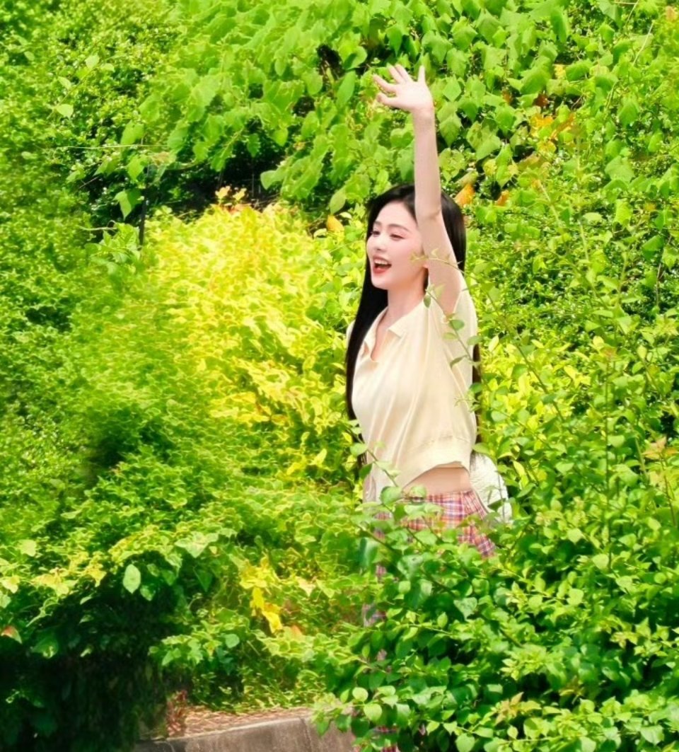 白鹿王韵娜初恋感白衬衫配格裙真的绝绝子！这初恋感直接拉满，被闺蜜追着要链接。白鹿
