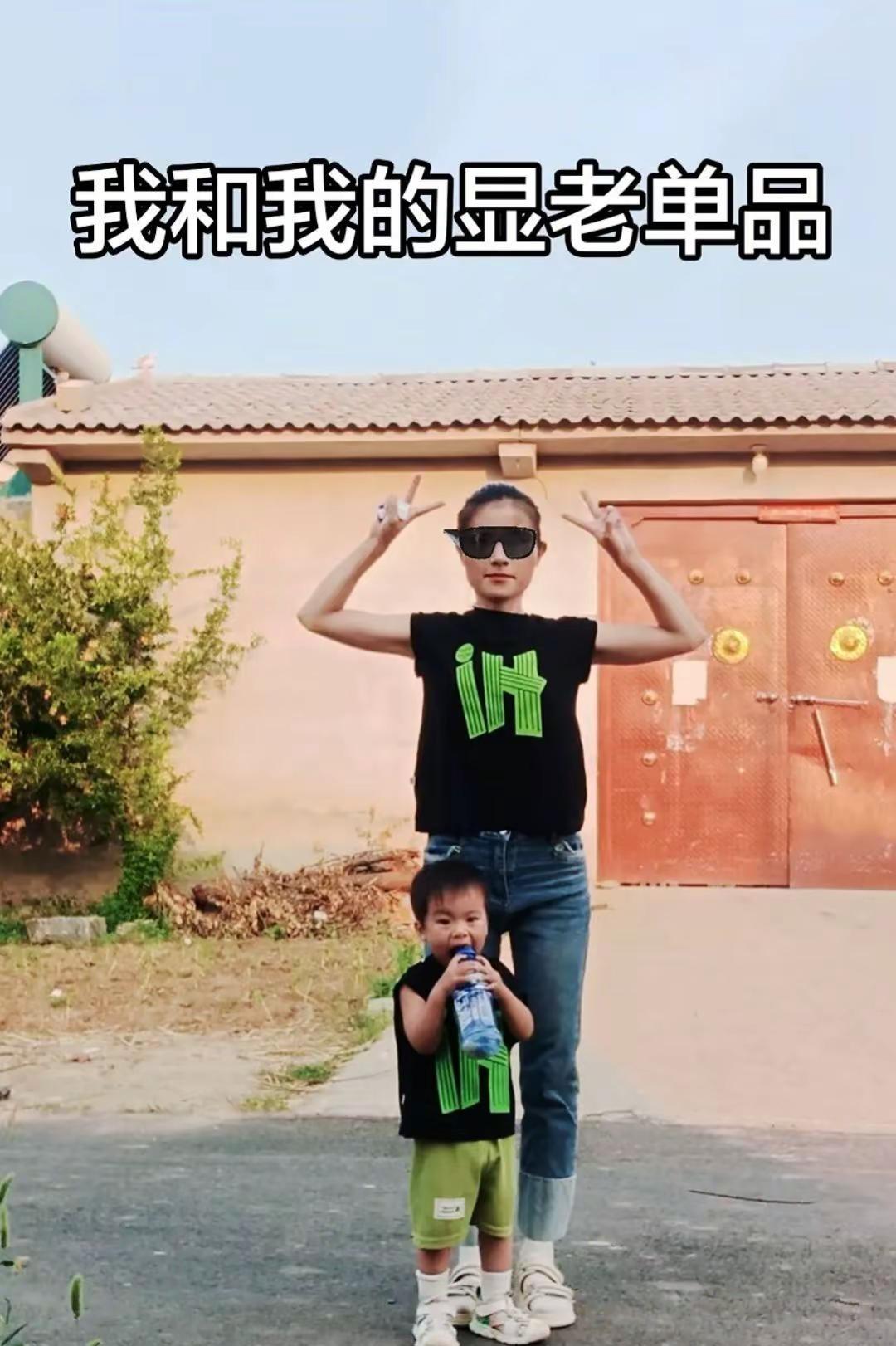 介绍一下，这是我的显老单品 俗称小挂件。显老单品 拍照还在幼稚的比耶✌🏻镜头下