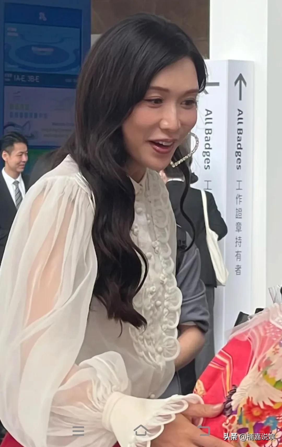 林志玲现身香港看巴塞尔艺术展，路人镜头下的她，好真实。
她一头波浪卷，肤色非常白