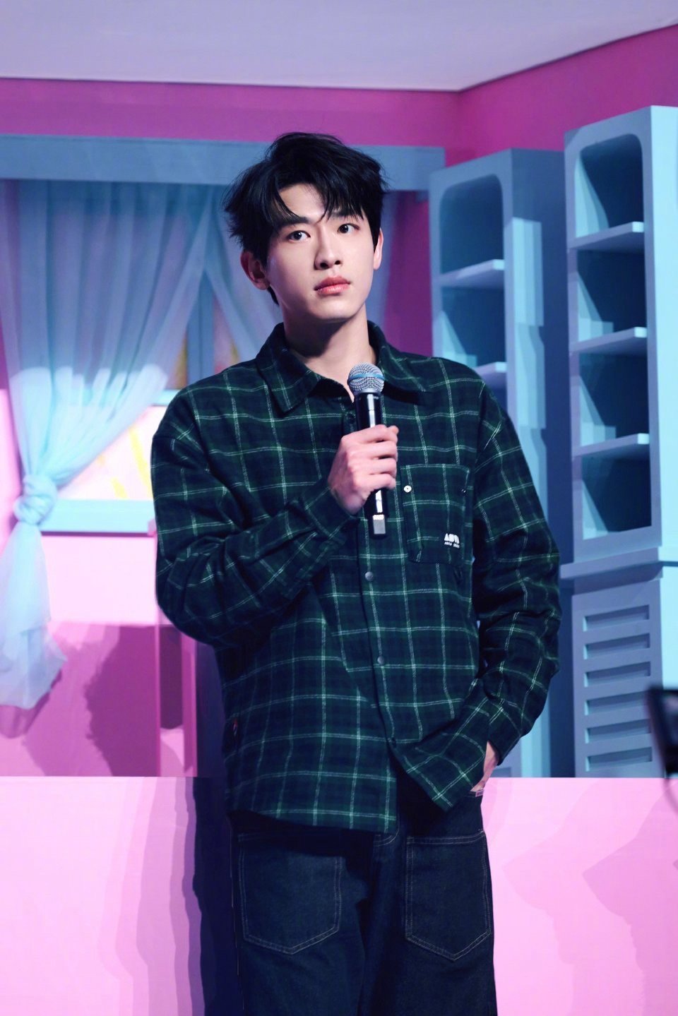 辛云来跨年彩排裤子穿反了吗 刚看到辛云来跨年彩排图的时候，还以为自己看错了，这裤