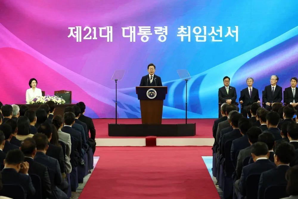 韩国总统就职周年记者会，专门腾出时间又骂了一遍以色列。
 
6月8日，首尔青瓦台
