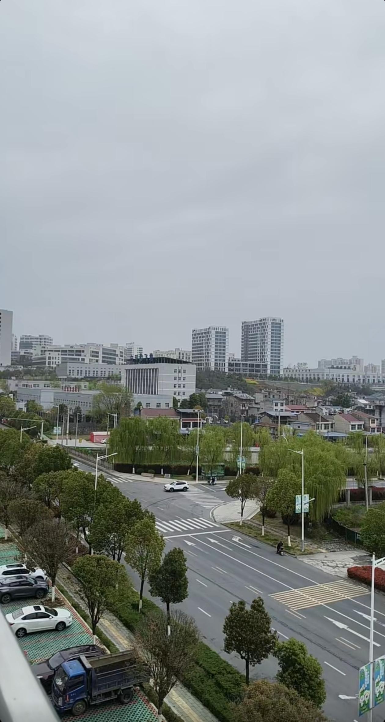 路过安康的飞地公业园区，看到这里的房子建的都很漂亮，不知道工业发展得如何了？紫阳