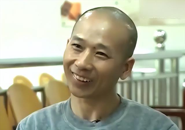 广西，一男子6点起床干活，上了21天班，可老板只给他结算20天工资，非要克扣15