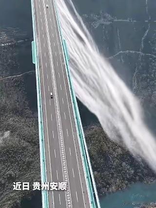 “上新华网了！”贵州，一男子参观花江峡谷大桥时，本想用无人机记录周边景观，不料，