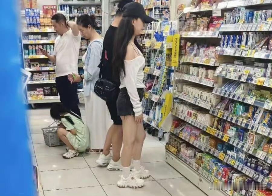有网友在日本偶遇汪峰和森林北。

森林北两条腿的膝盖淤青，网友：懂得人都知道怎么