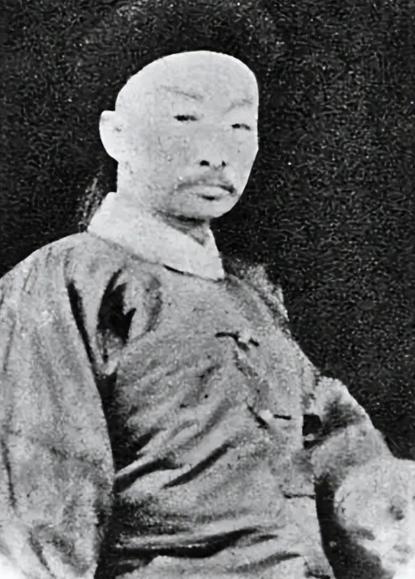 1880年夏，慈禧的屁股上长了个疖子，所有太医都看不好，因为老佛爷的屁股谁敢摸呀