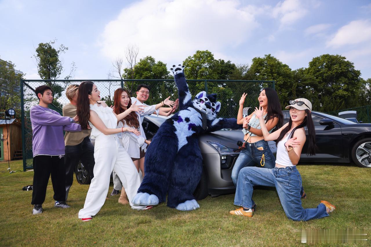 超百人小鹏车主双十一前玩出新花样！MONA与P7车主举办“汪汪交友会”，身为P7