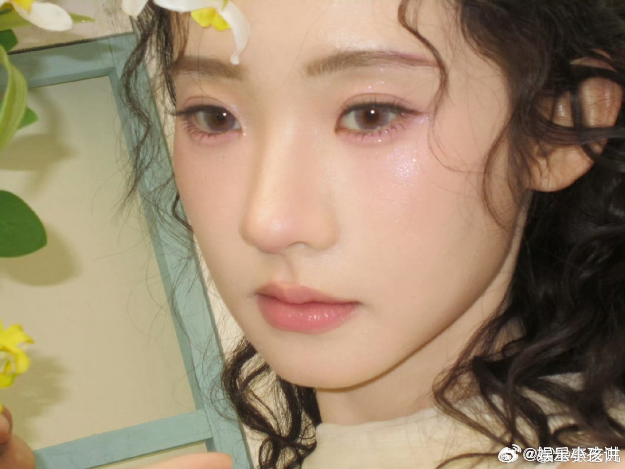 张艺凡羊毛卷出图易如反掌 救命！张艺凡羊毛卷也太好出片了，精致又元气，氛围感直接