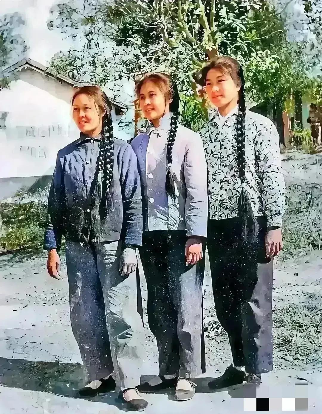 70年代，某地农村，三个农村姑娘站在一起，她们笑得很灿，其中最引人注目的细节是她