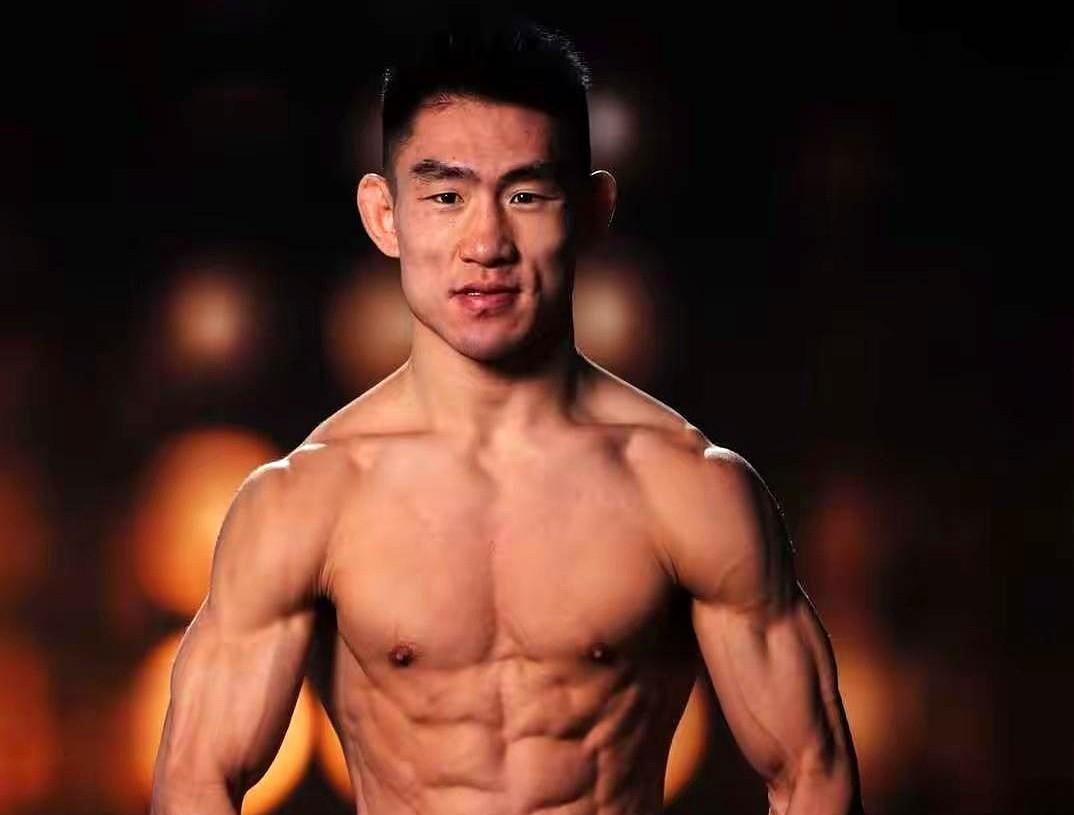 “功夫猴子”这眼神，是真要干大事了！

赛前对视，赔率占优的“蜜糖”奥麦利反而有