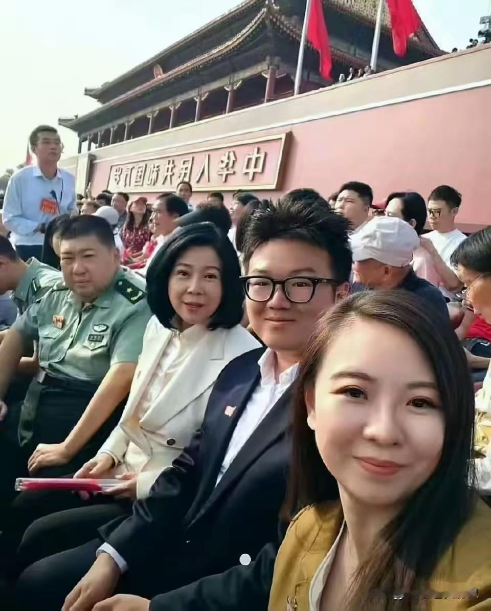 王铎：毛家后人现身观礼台，太棒了！
这幅照片，我看了很多遍，太有感觉了，太棒了！