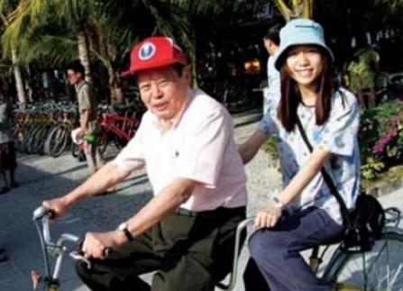 什么是婚姻？婚姻就是一个男人扶着一个女人、一个女人靠着一个男人，从始至终、身心愉