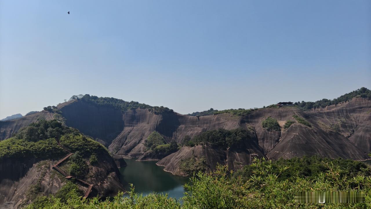 一路攀登，站上龙脊。红岩配碧潭，实景比照片更震撼！
悬崖山脊步步惊心，登顶那一刻
