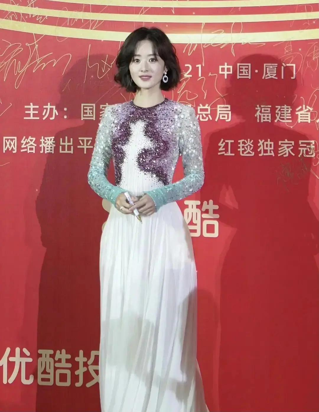 赵丽颖今天造型大家觉得怎么样 ​​​