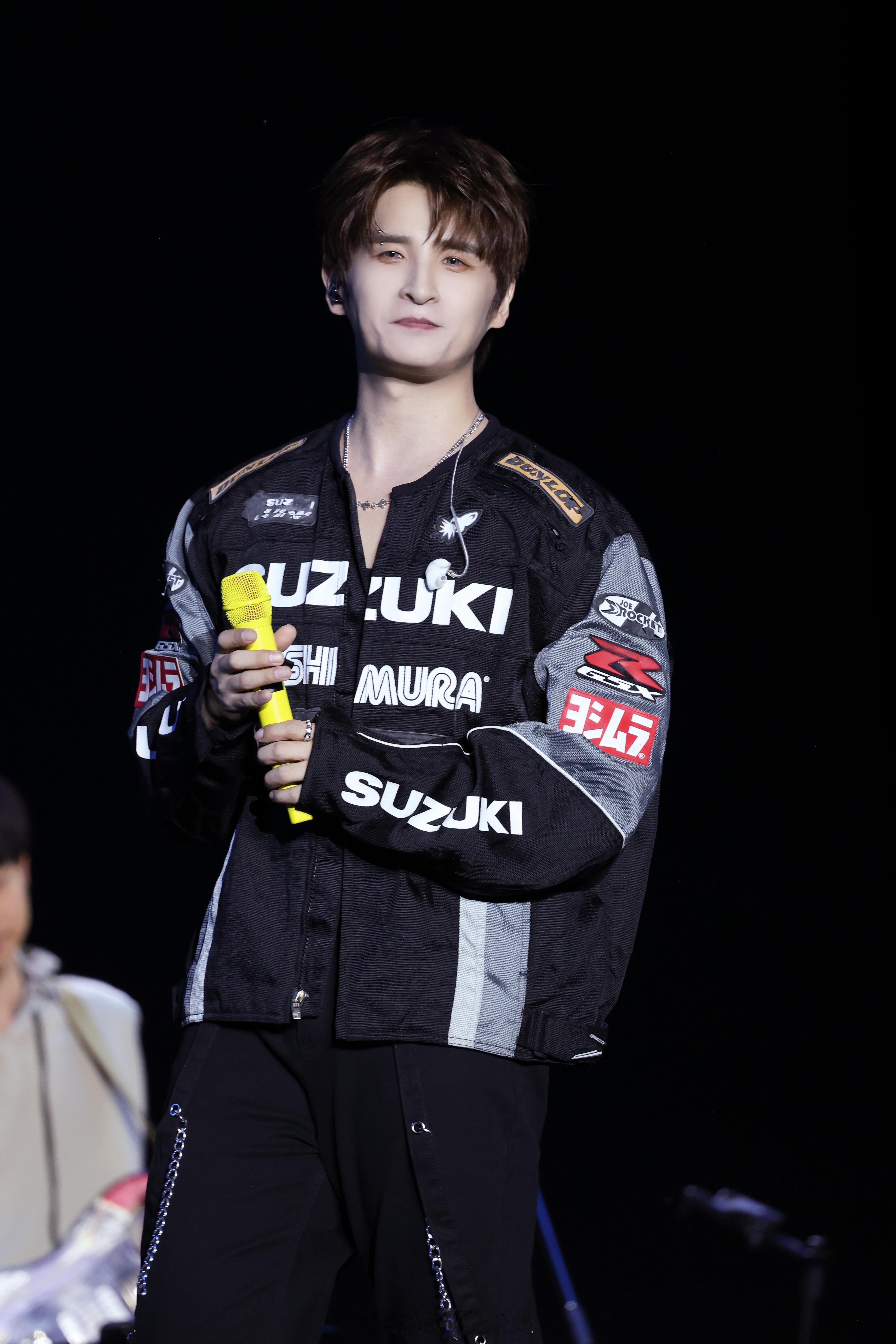 张远谁家的演唱会是这视角张远演唱会男友视角 谁家爱豆把床搬上台啊？睡衣怼脸拍，这