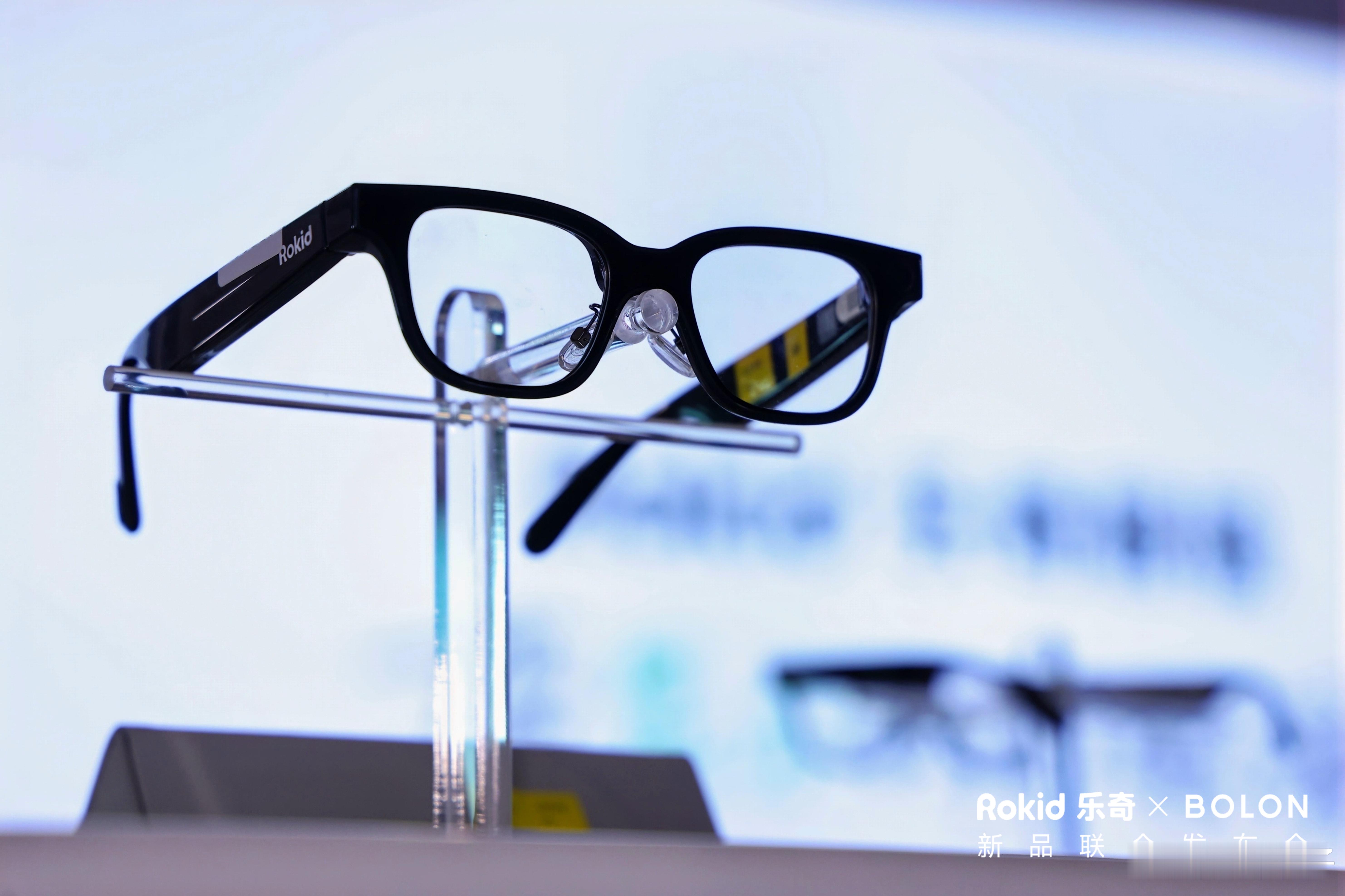 祝铭明那句“Rokid卖期货是被迫的”，听着实在又霸气，上市5天狂销4万台，直接