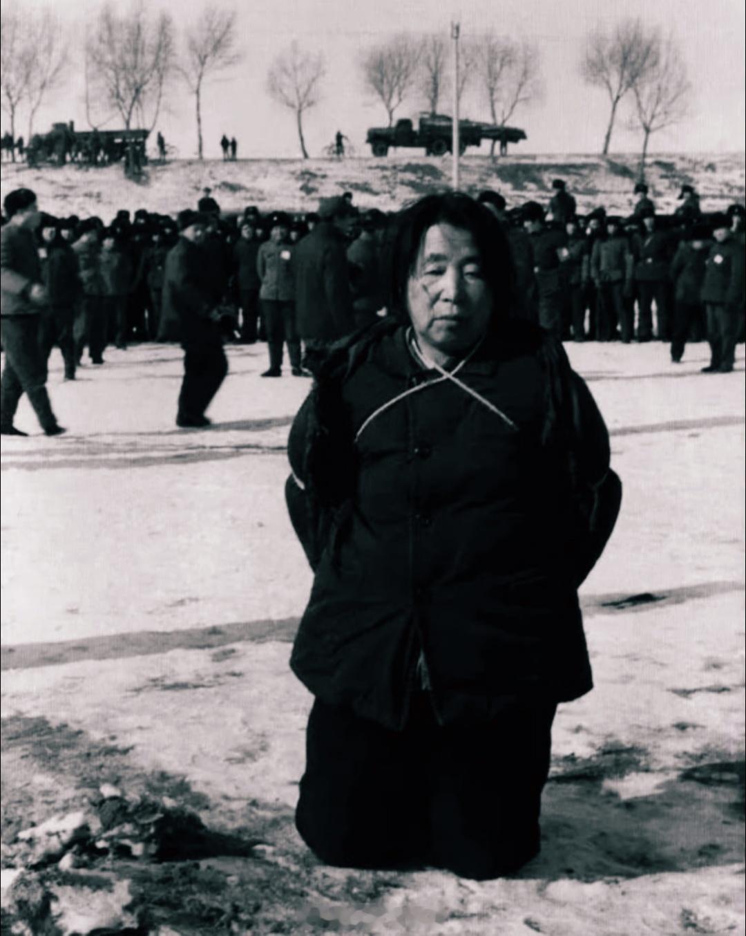1980年，贪污犯王守信执行死刑前的照片。她在担任哈尔滨宾县燃料公司经理期间，贪