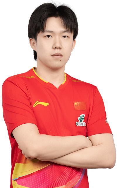 上一届他是年龄最小的，
这一届他的年龄也不大，
却说要给队友安全感，
队员们全力