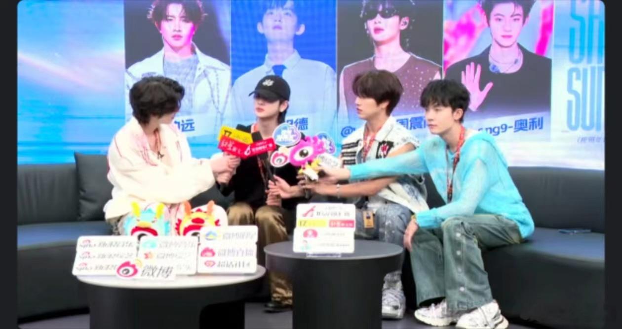 #奥利叫周震南周总# 周震南的魅力真是无法抵挡，连奥利都尊称他为 “周总”，期待