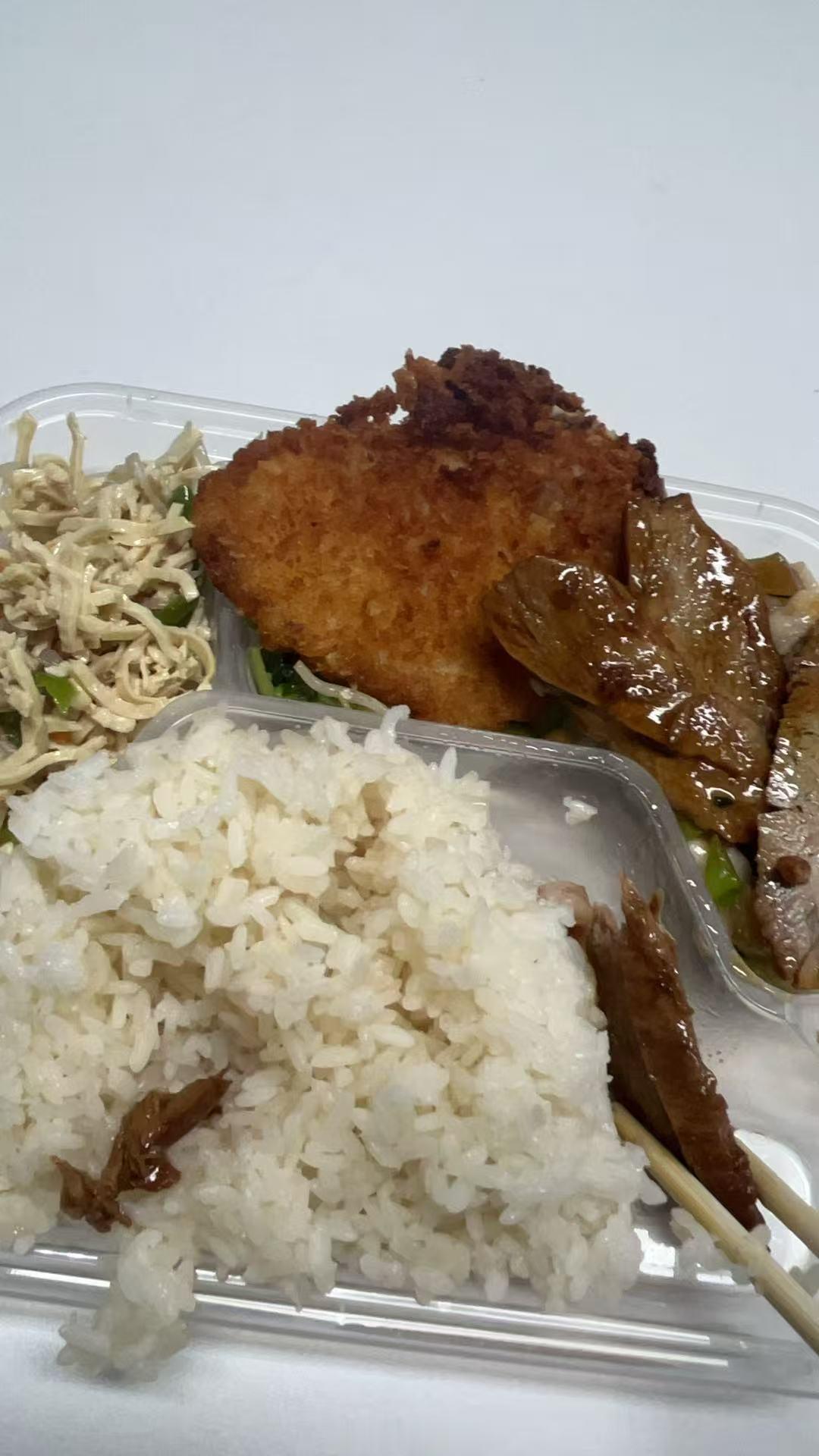 去面试被公司留下吃午饭了有午饭有食堂的公司还是不错的，有些公司就一盒饭，入职还要