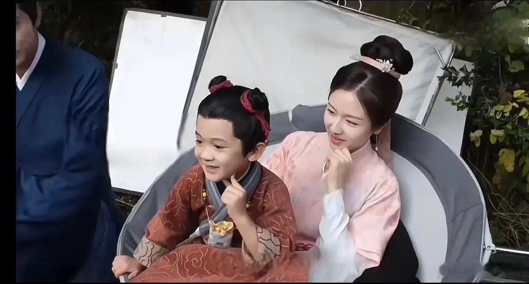 这样看，李兰迪的脸和小朋友差不多，可能上镜就是显脸胖[允悲] ​​​