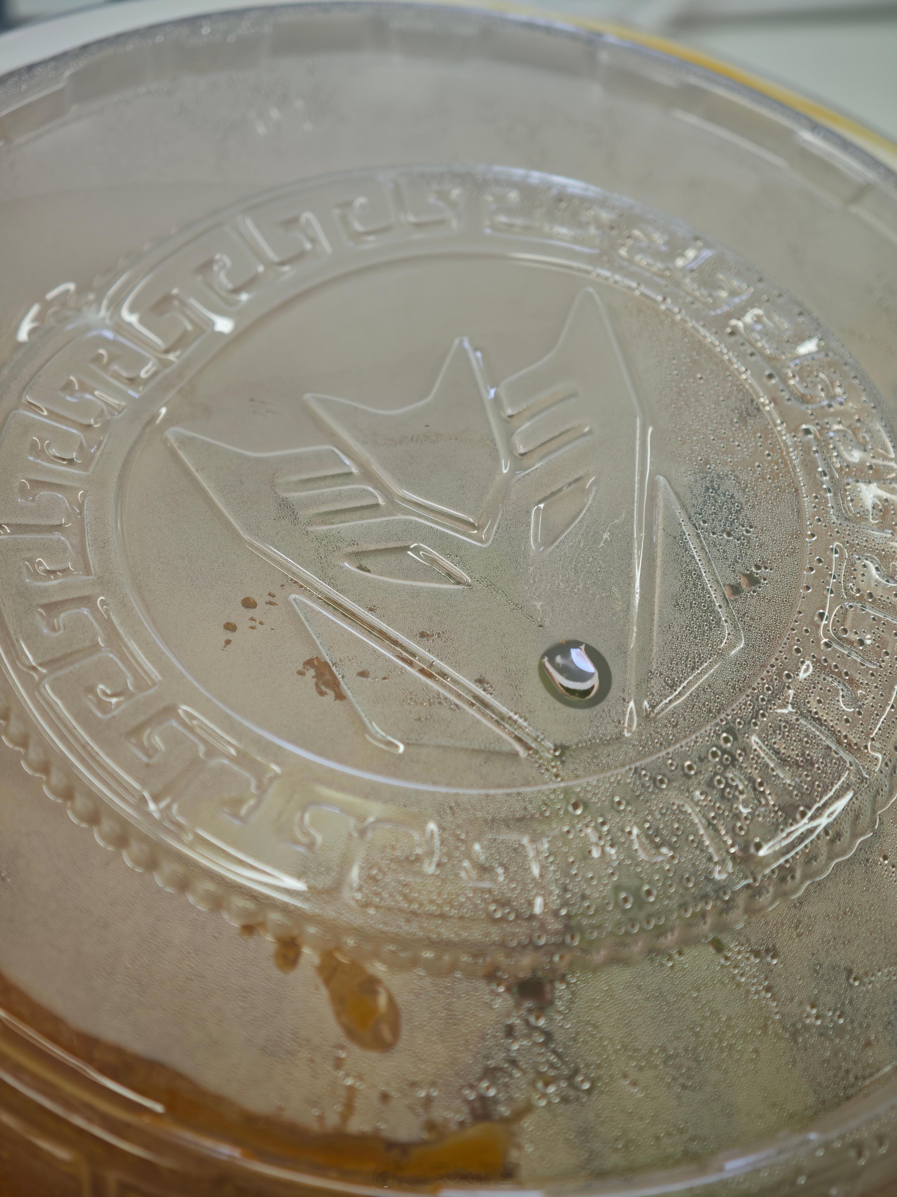 点了个重庆小面外卖，一看盒盖有点不敢吃，咋的…狂派业务这么广泛了么…威震天抄手？