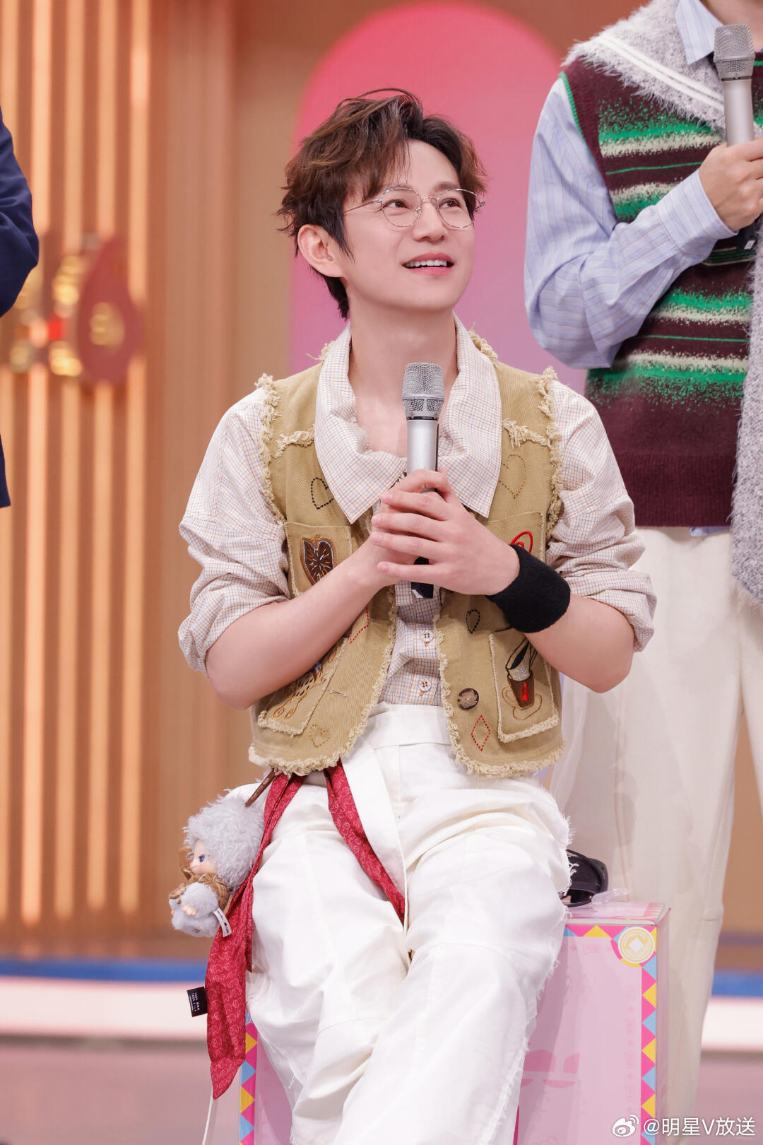 何炅一开始主持快本只是去帮忙 原来何炅当年竟是临时救场！因节目组找不到合适主持，