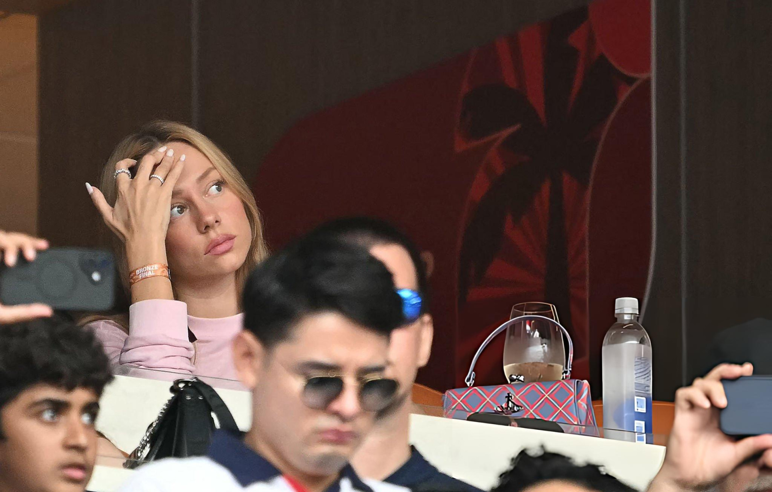 📸姆巴佩女友爱珀斯托现场观战。世界杯法国vs英格兰