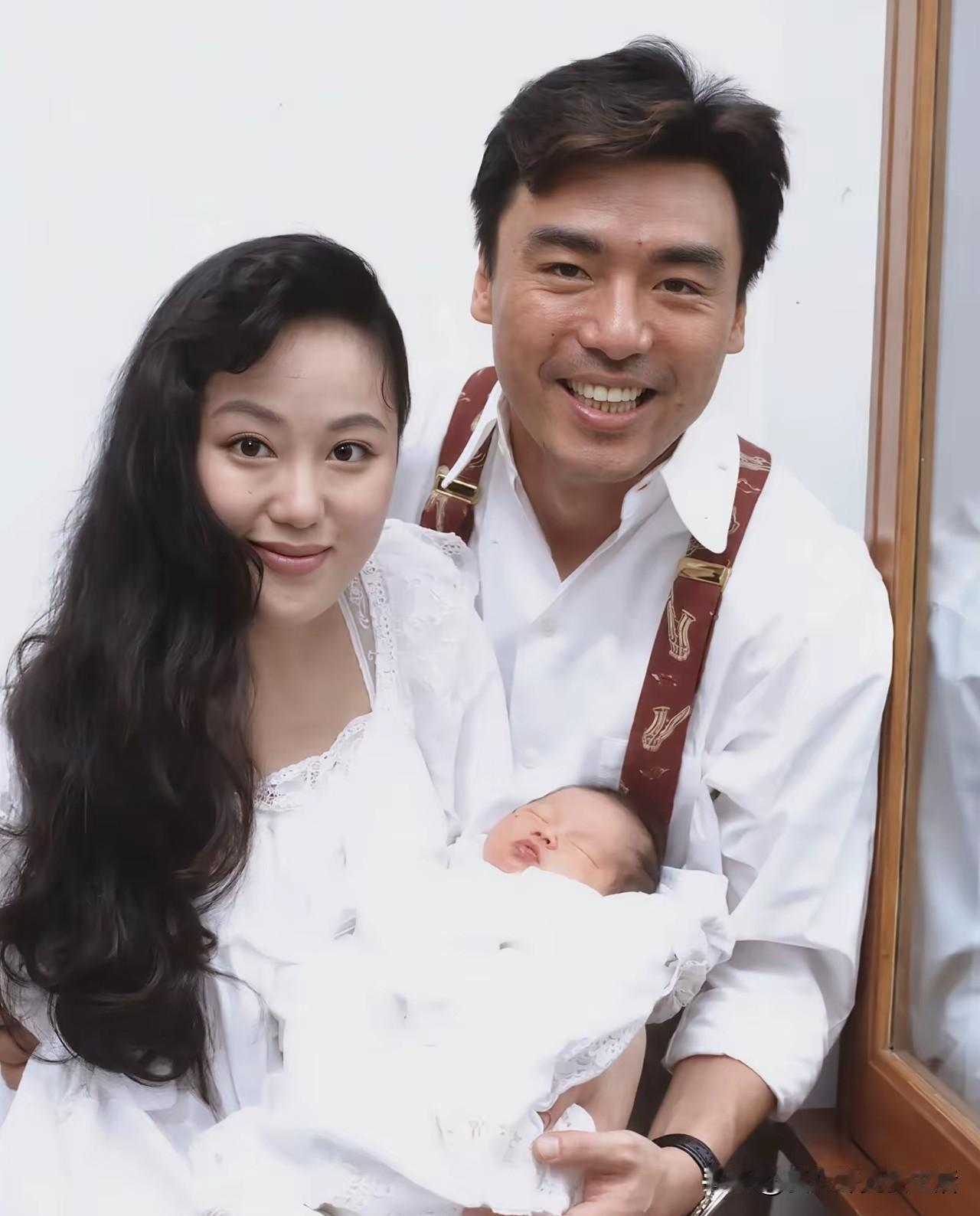 钟镇涛的一句不回应，就是最大的体面。

钟镇涛的前妻章小蕙接受鲁豫对谈，说到了离