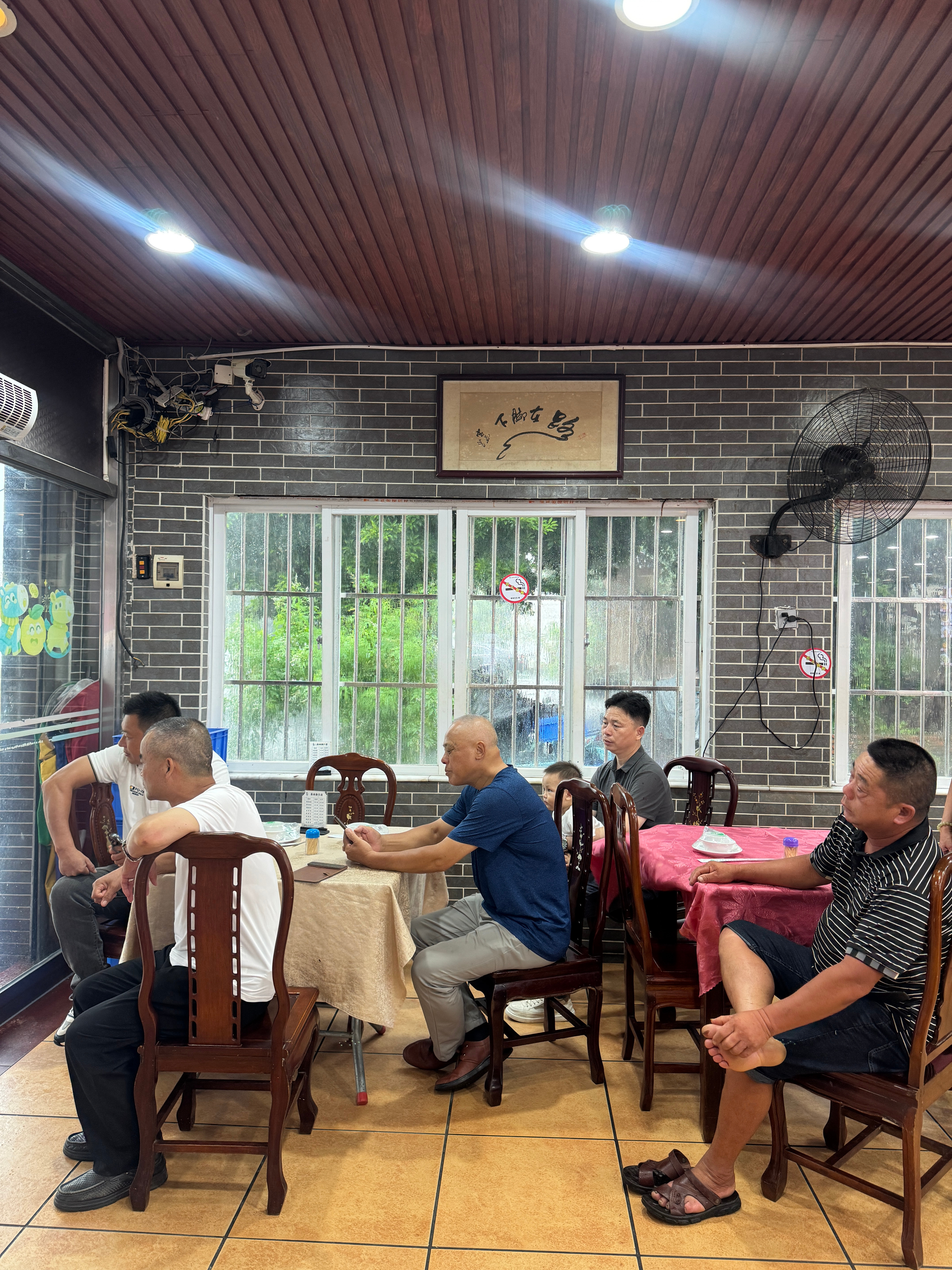 台风天坚持出来玩的结果就是和抠脚大爷们一同被雨困住 