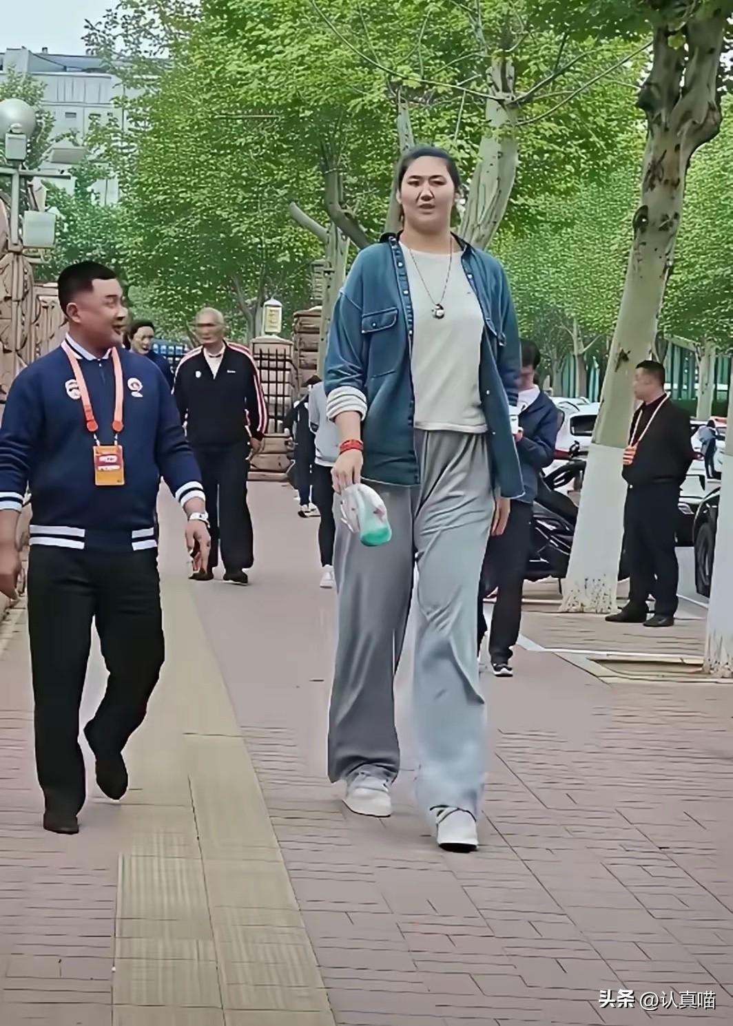 十九岁张子宇比姚明还高一厘米，爸爸前济南军区男篮，妈妈前女篮国手，老天爷追着喂饭