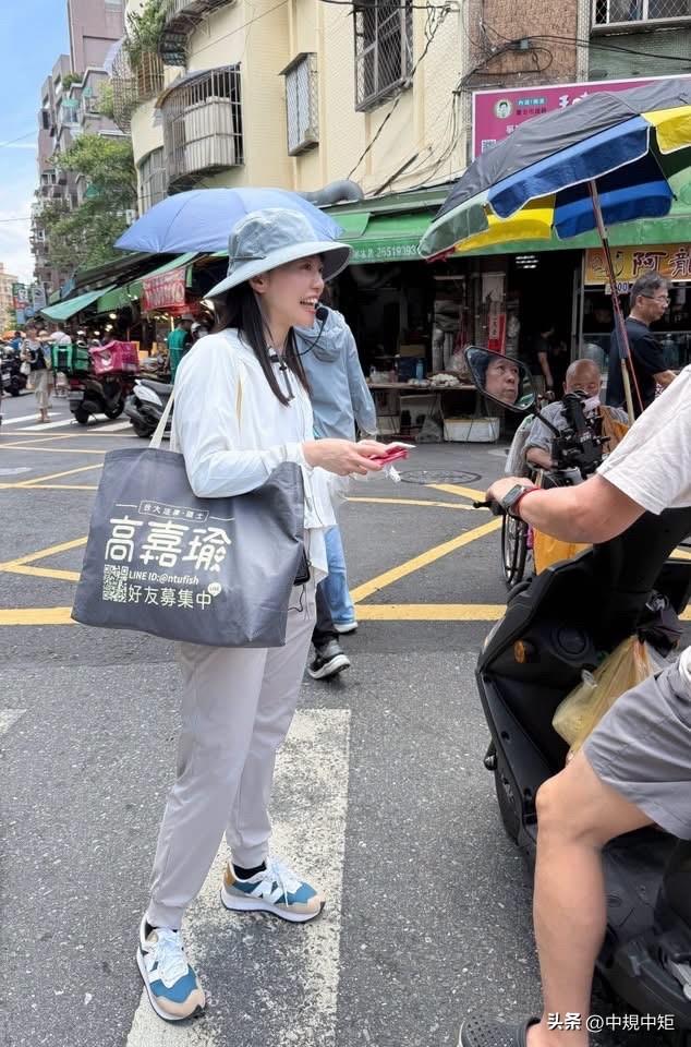 民进党前立委高嘉瑜今（26日）在社媒发文表示，今天依旧是艳阳高照，早上去市场拜票
