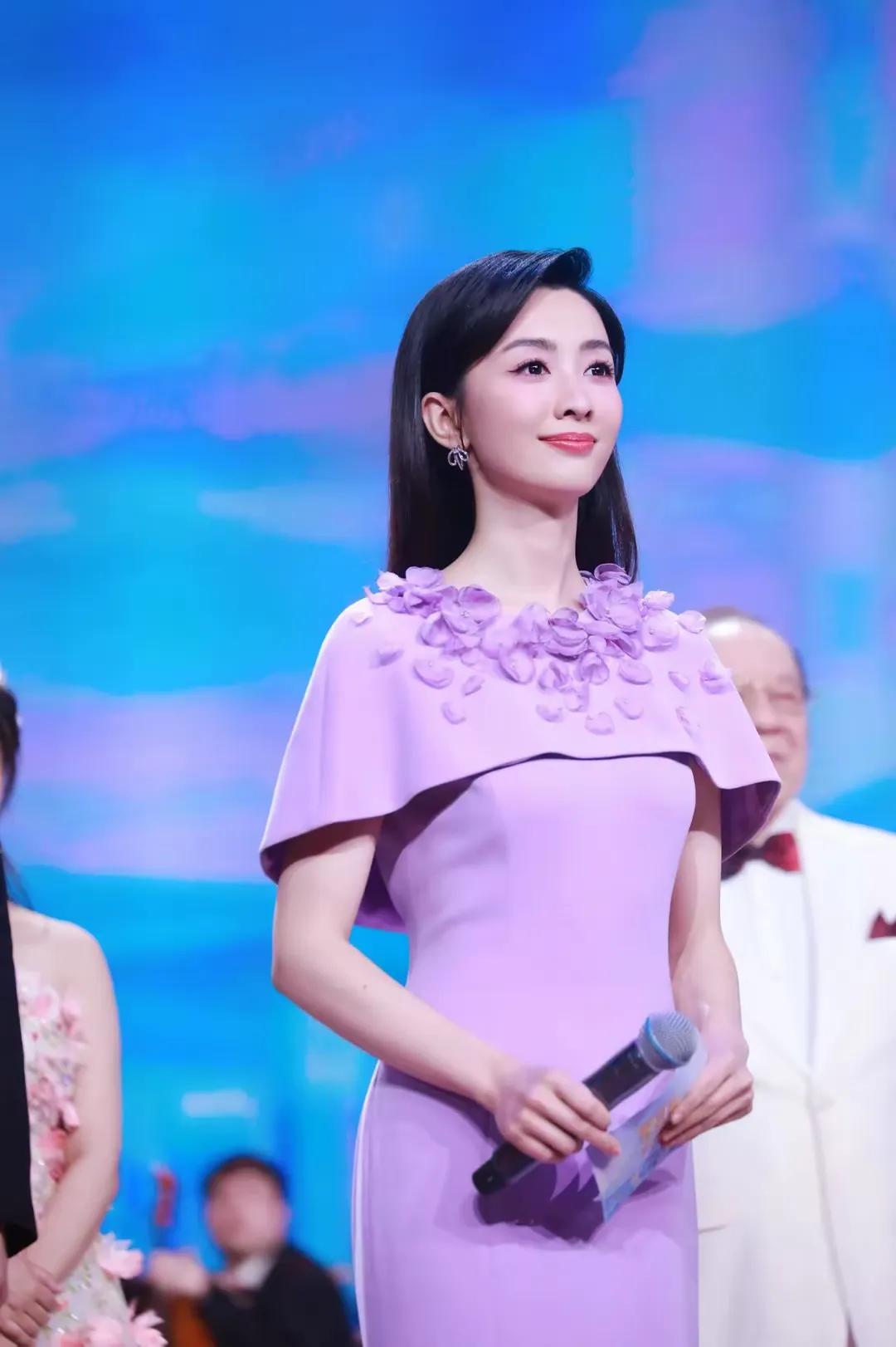 现在好多女生选女婿的标准是：

1、女婿必须是家里面的独子，省得有姑子挑事，婆婆