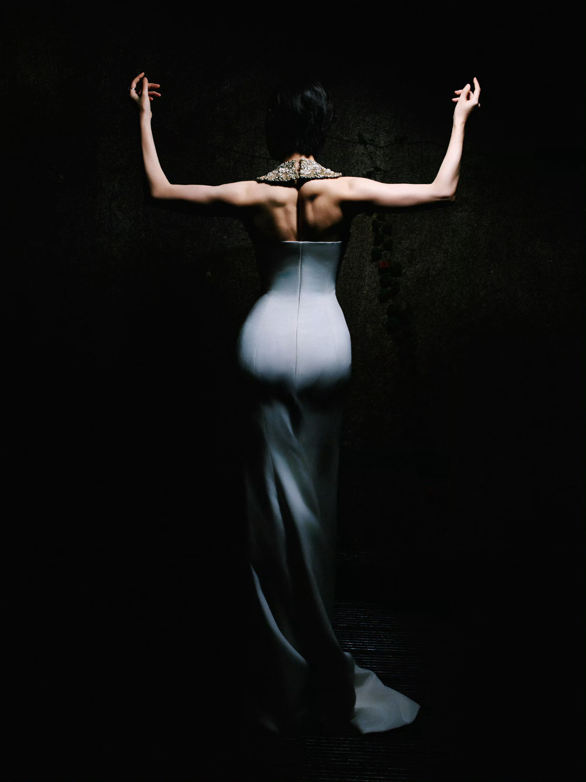 倪妮金鸡奖第二套，背部肌肉线条，