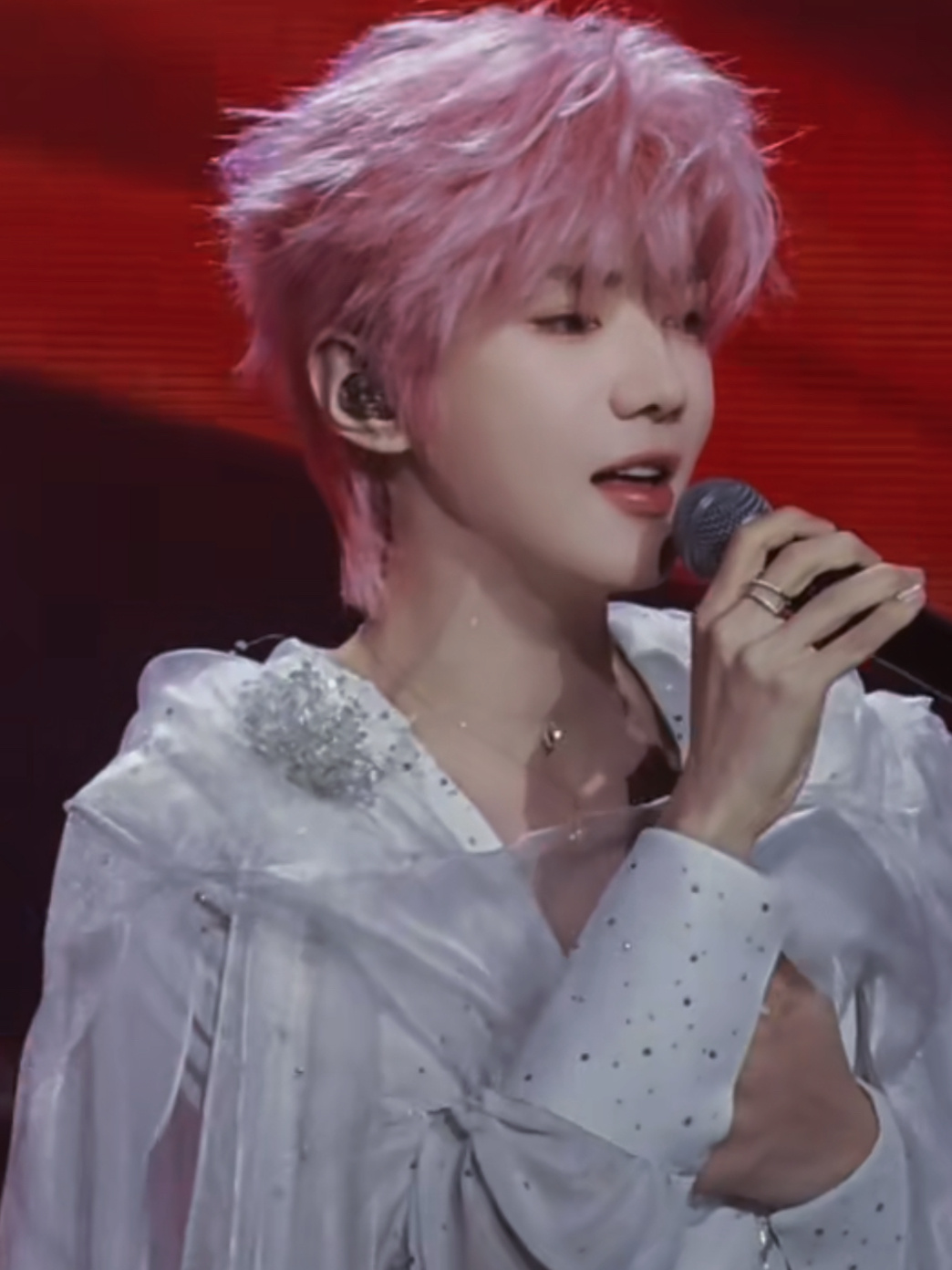 郝熠然粉色头发 怪你过分美丽 