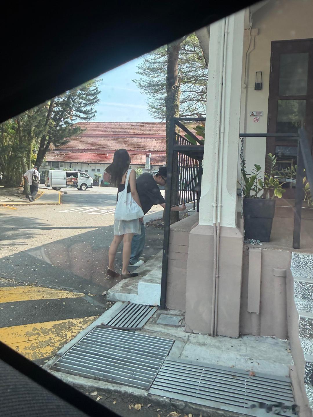 新加坡偶遇陈赫张子萱逛街网友新加坡偶遇陈赫张子萱逛街 新加坡偶遇陈赫张子萱逛街，
