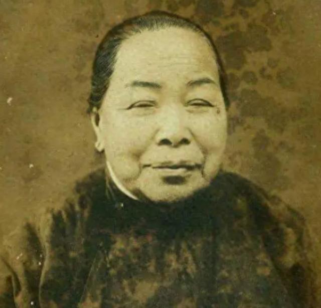 她是被蒋介石牵挂了一生的女人，1965年，周总理把她秘密送往台湾，蒋介石和宋美龄