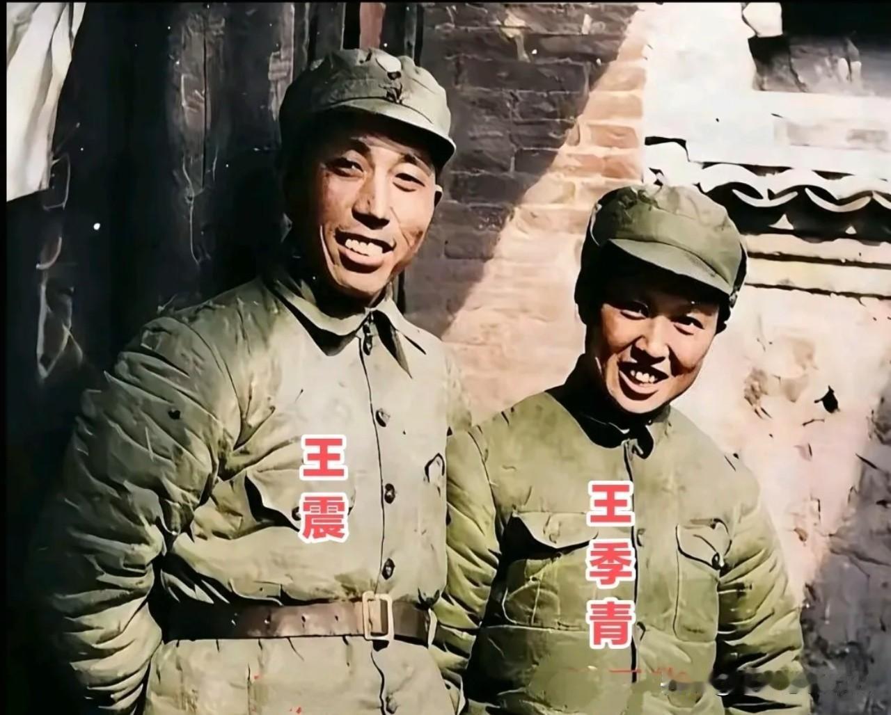 这张战地老照片定格了抗战岁月里王震与夫人王季青的珍贵瞬间。
二人一身粗布棉军装、