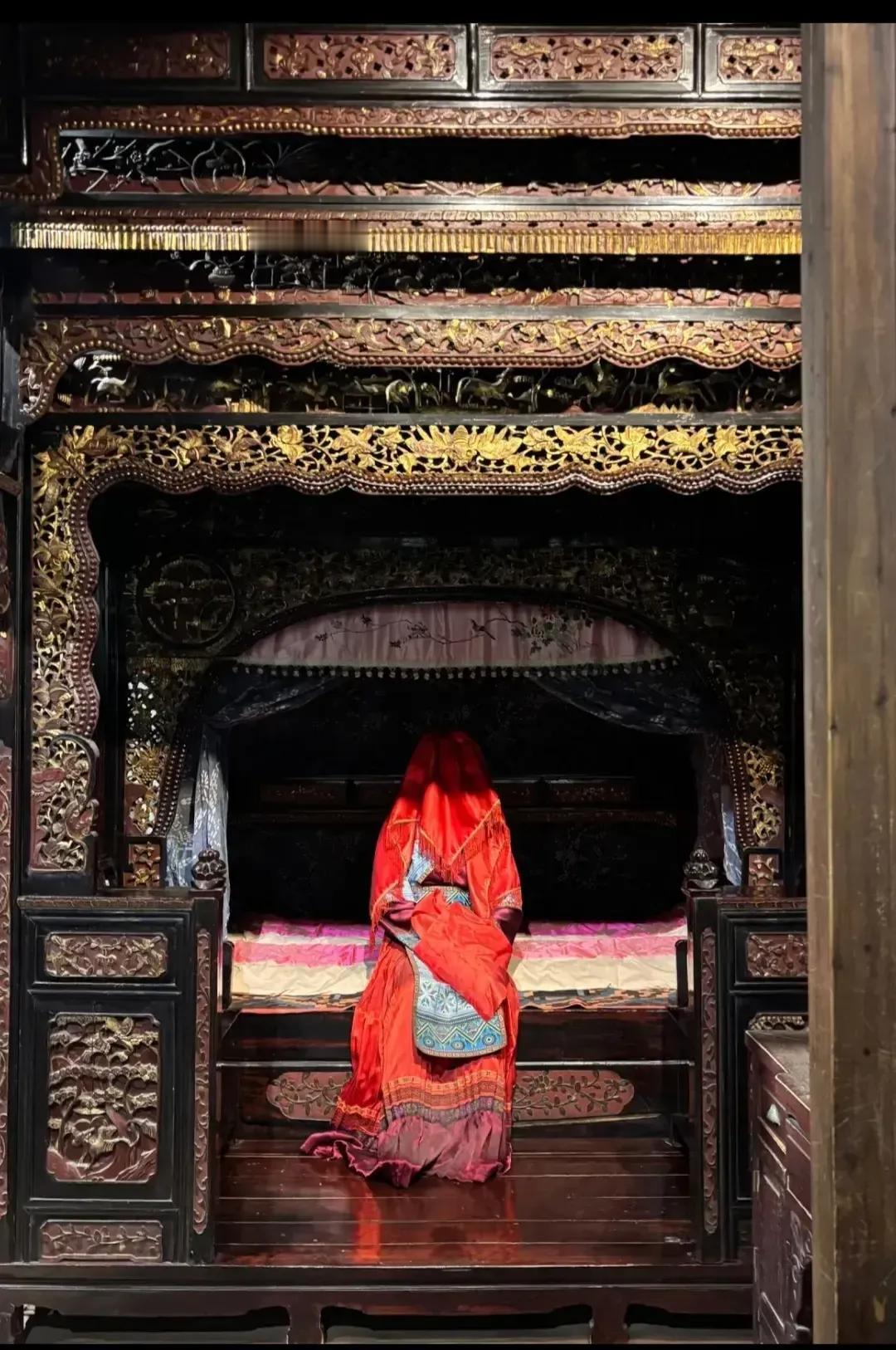 重庆一个博物馆里的假人，看到时有种后背发凉的感觉！就怕她下一秒会动起来……[捂脸