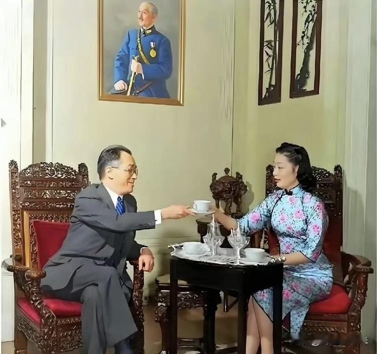 1941年时任驻美大使的胡适，与他秘书的妻子喝咖啡