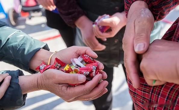 河南，一大妈抢宾馆门口发的喜烟喜糖，却突发心脏病晕倒在地，后经抢救无效死亡。事后