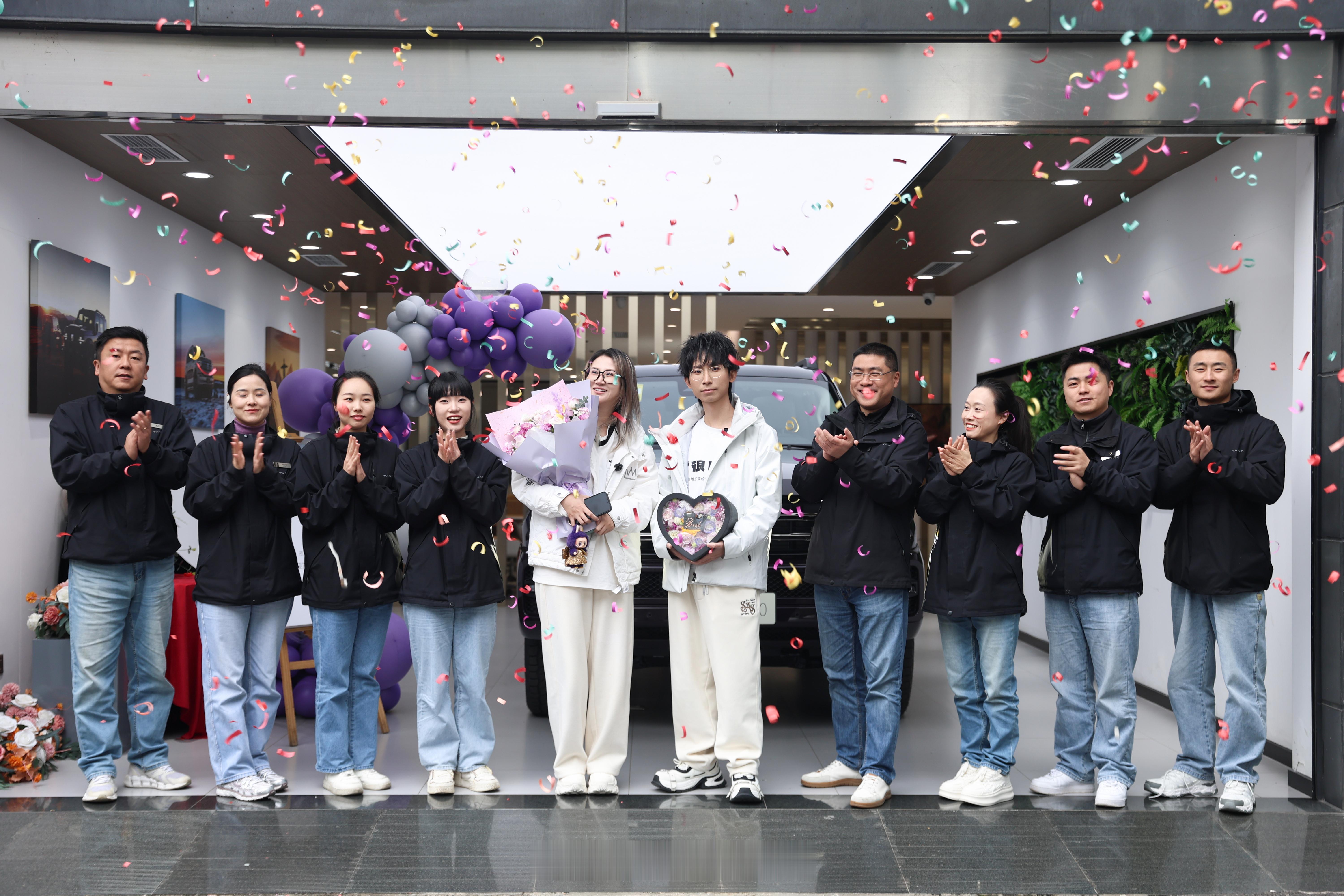 魏总这波反差杀我！叱咤车坛的技术直男，宠起妻来比谁都懂！坦克400刚上市就为爱人