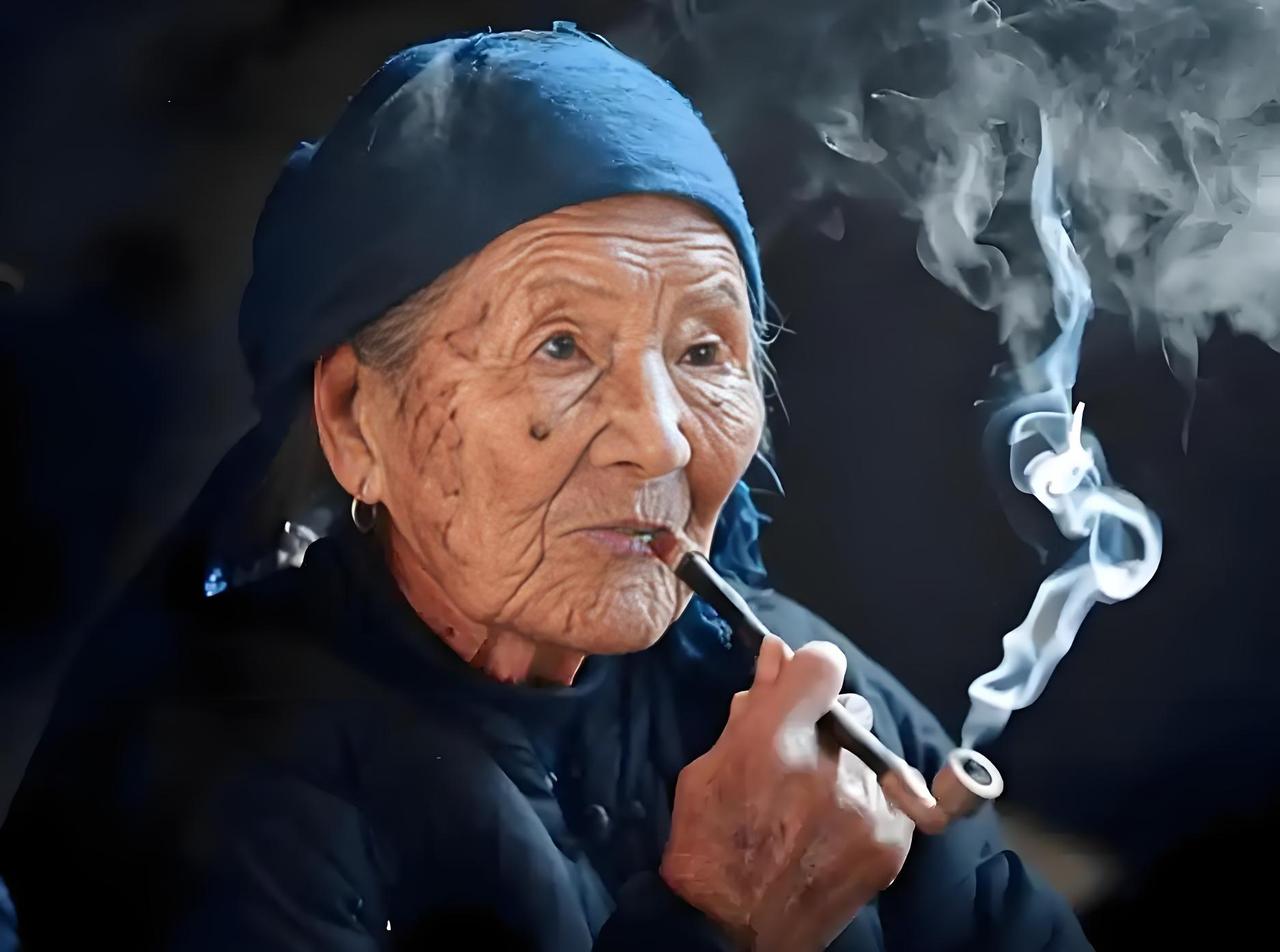 农村老人就好这口🍂🍂，抽这个才够味儿呢！
你眼前所见，正是最原始的烟叶制品→