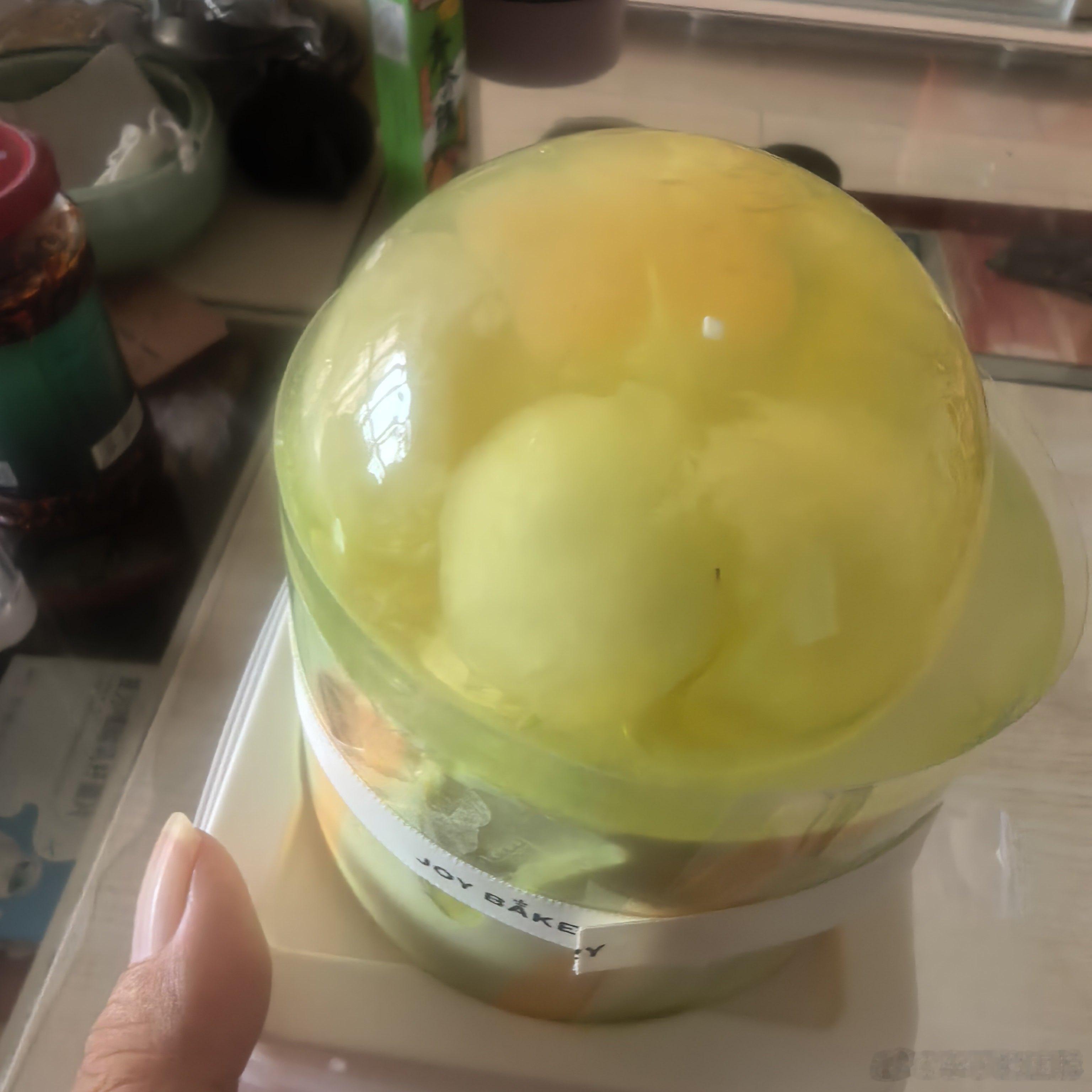 嘉华出了新品，路过看见就买一个尝尝，挺好吃的，不甜。 