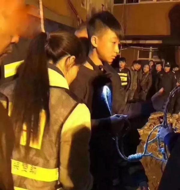 “真的太棒了！”2019年，河南15岁少年为救3岁落井女孩谎报年龄17岁，倒挂五
