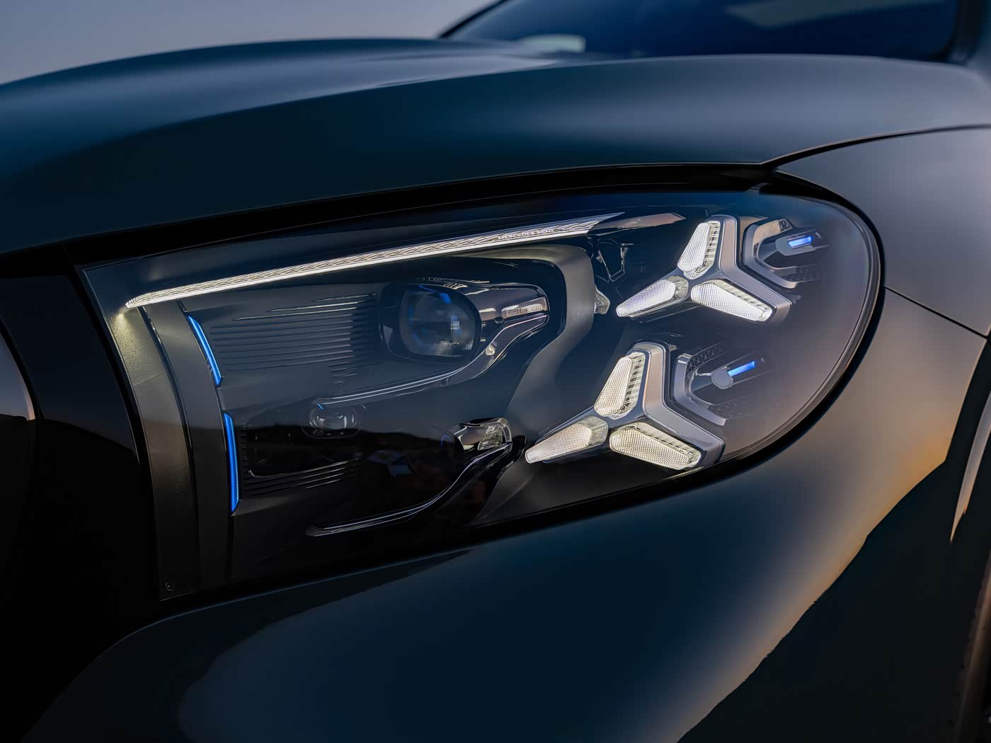 新车 中期改款奔驰GLS，外观就是为了变而变，强行加入一些奔驰现在的设计元素，拼