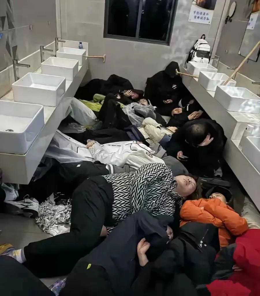 2024年十一假期，黄山景区公厕画面
这种旅游有啥意义，有不如无呢……